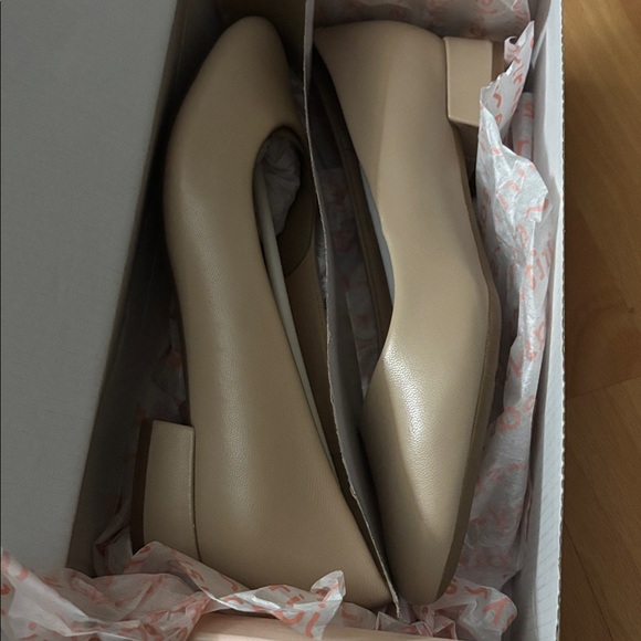 Easy Spirit Women's Beige Flats - Picture 10 of 11